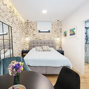 Apartment Monsignore